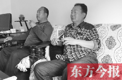 吳四輩和張年學(xué)在家聊天，談?wù)撋稌r(shí)候能去上班