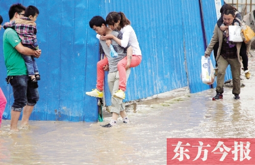 雨后鄭州，“背人過河”成了一道甜蜜又無(wú)奈的風(fēng)景 東方今報(bào)記者 沈翔 攝