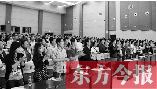 演員謝幕時(shí)，沒(méi)有觀眾離場(chǎng)，而是全部起立熱烈鼓掌