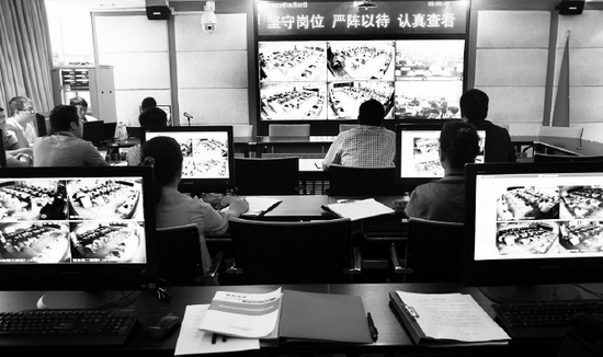 2013年高考首日，鄭州市國(guó)家考試考務(wù)指揮中心內(nèi)，工作人員通過(guò)監(jiān)控器遠(yuǎn)程監(jiān)考
