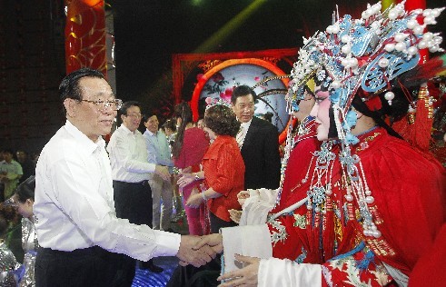 頒獎晚會結(jié)束后，王剛（左一）、郭庚茂（左二）、謝伏瞻（左三）上臺和演職人員握手