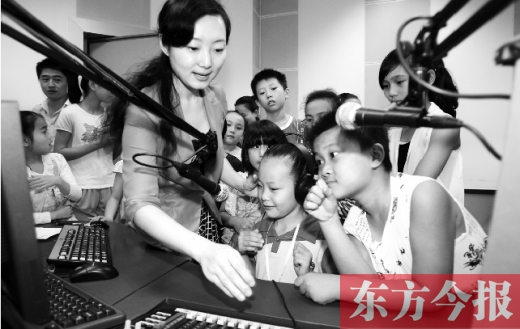 河南廣電全媒體小記者參觀河南電臺(tái)教育廣播樂(lè)活1066，體驗(yàn)當(dāng)主持人的樂(lè)趣