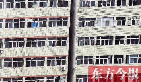 鄭州市城中村眾多類似這樣火柴盒式的房間，成了大中專畢業(yè)生們暫時(shí)安放青春和夢(mèng)想的地方