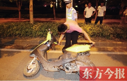 7月9日夜，鄭東新區(qū)街頭，鄭州市交巡警六大隊(duì)民警查住一輛“炸街”摩托車