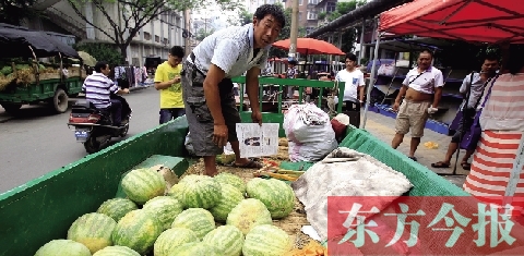 因?yàn)橐估锼?，?lái)鄭州賣瓜的開封瓜農(nóng)姚老漢不但丟錢還丟瓜