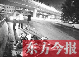 昨日凌晨3時(shí)，鄭州市區(qū)河醫(yī)立交橋下，交警在勘察現(xiàn)場(chǎng)