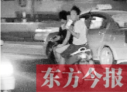盡管剛剛發(fā)生摩托車車禍，現(xiàn)場(chǎng)很快又現(xiàn)載人摩托車疾馳