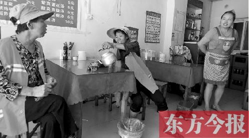 7月30日下午，鄭州市建設(shè)路一家面館老板毋女士，給兩位環(huán)衛(wèi)工端水解暑