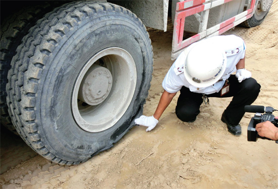 8月3日，棉紡路與六廠前街交叉口附近一輛水泥罐車(chē)突然爆胎，路邊一輛電動(dòng)車(chē)被沖擊波震翻報(bào)廢