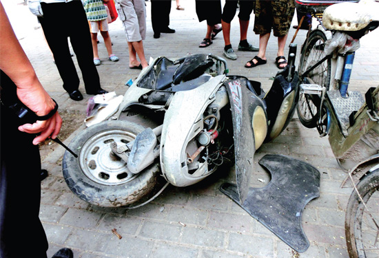 8月3日，棉紡路與六廠前街交叉口附近一輛水泥罐車(chē)突然爆胎，路邊一輛電動(dòng)車(chē)被沖擊波震翻報(bào)廢