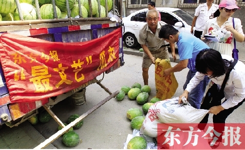 昨日，得知“最文藝瓜農(nóng)”祁老漢（左一）被困，市民紛紛購愛心瓜