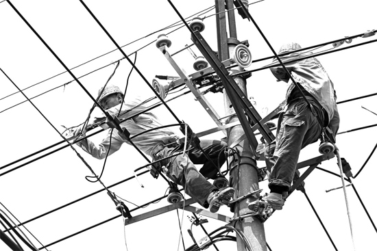 昨日中午，安陽市供電公司配電運維專業(yè)團隊的工作人員在維修線路