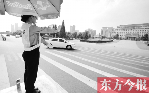 昨日，駐馬店市開(kāi)源大道，女交警冒高溫指揮交通