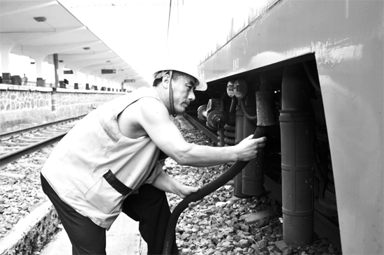 昨日，商丘火車(chē)站給水員在烈日下工作