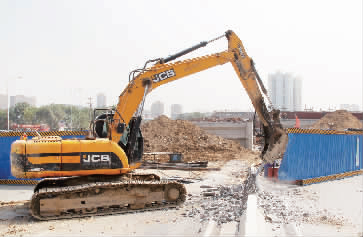 南陽路、北環(huán)快速路立交橋?qū)⑦M行封閉施工，圖為工人正在拆除隔離欄