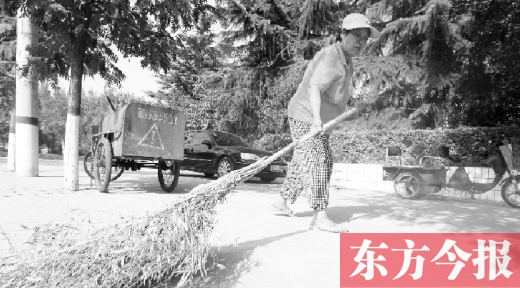 昨天下午4點(diǎn)，新鄭市溱水路，64歲的陳明花正在打掃衛(wèi)生，這一段曾是靳春波負(fù)責(zé)的路段