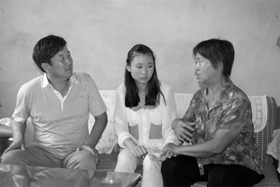 “商丘最美女兒”李丹（中）捐骨髓救母，愛心人士（左）送來1萬元愛心款