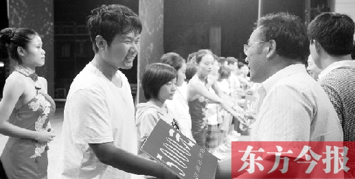8月25日，河南電視臺8號演播廳，寒門學(xué)子每人拿到了5000元助學(xué)金