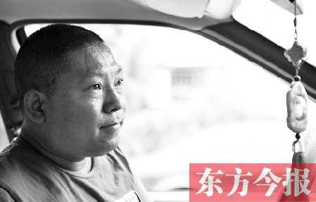 鄧太和帶父親去看病，兩天都沒(méi)打開(kāi)過(guò)出租車后備廂