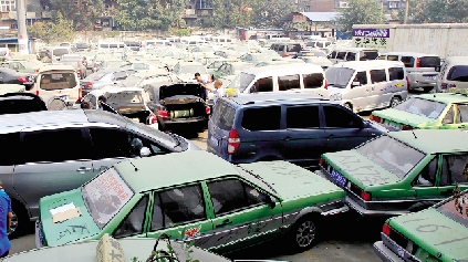 國慶期間，鄭州市客運(yùn)管理處查處的大批非法營運(yùn)車輛