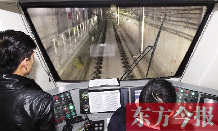 為了地鐵一號(hào)線在年底按期投入試運(yùn)營，大家正在緊張調(diào)試
