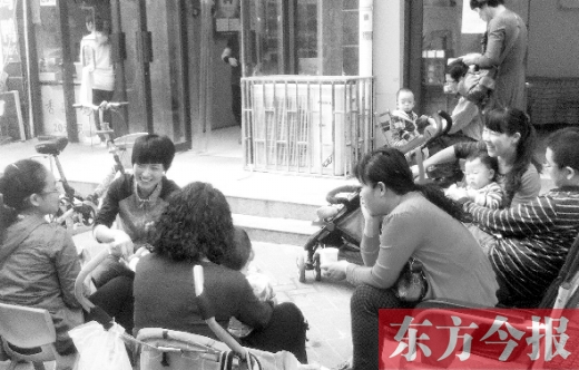 鄭州未來(lái)路附近的一家小兒推拿店，等待為孩子做推拿的家長(zhǎng)在門(mén)口排起了隊(duì)