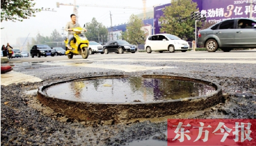 鄭州市航海路與興華南街交叉口當(dāng)中，一處突出地面的窨井口隨時“伏擊”著粗心的路人