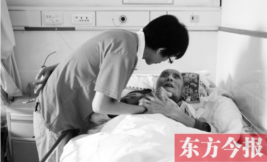 10月11日，鄭州愛馨養(yǎng)老集團。護工對老人無微不至地關(guān)懷照顧