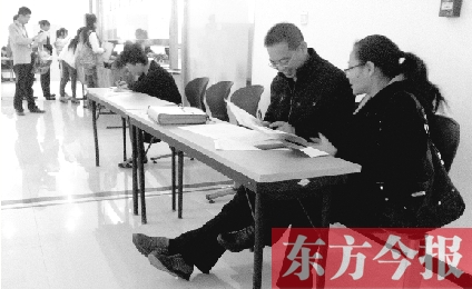　　10月16日，鄭州市社保中心辦事大廳，新增的桌椅方便了前來辦理手續(xù)的市民