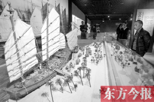 10月19日，大海的方向——西沙華光礁一號(hào)沉船寶藏展在省博物院舉行。圖為一位市民在觀看當(dāng)時(shí)（宋朝）工