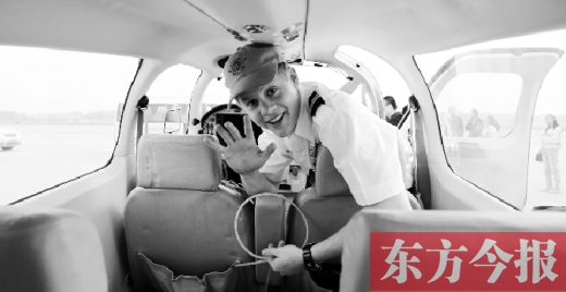 “歡呼”降落鄭州國際機(jī)場，杰克透過舷窗向人們打招呼
