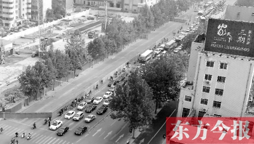 圍擋設置首日，人們騎車緩慢通行
