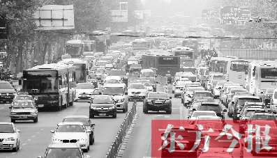 昨日下午4點，在花園路與黃河路口附近，車堵成了“一鍋粥”