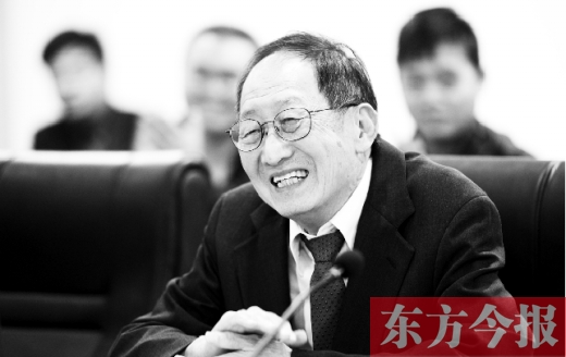 10月24日，美籍華人、諾貝爾物理學獎獲得者崔琦先生來鄭訪問
