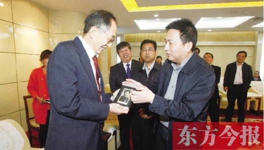 東方今報(bào)社社長趙國平（右）向崔琦先生（左）轉(zhuǎn)贈(zèng)一份特殊的禮物，這份禮物東方今報(bào)記者珍藏了15年