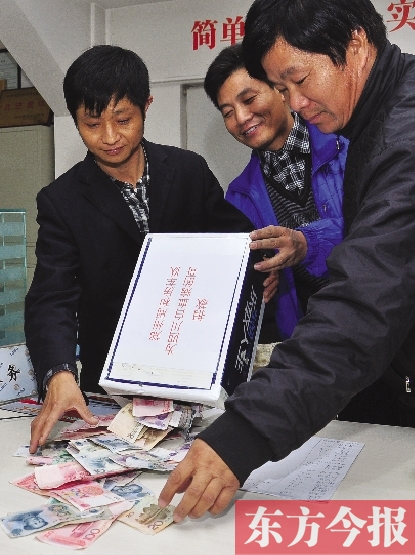 11月2日，鄭州眾多出租車司機(jī)為成都身患重病的的哥鄺德生募捐