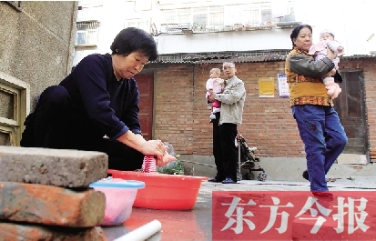 停水期間，一個(gè)水龍頭，12戶居民交替使用