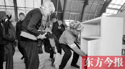 11月5日，孫德坤把棉衣送到今報(bào)的一處“愛(ài)有所衣”站點(diǎn)