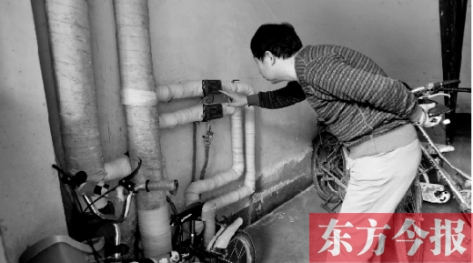 11月11日，一位市民在查看自己的熱計量表