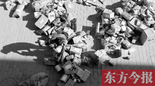 “雙十一”后，快遞員忙著送包裹，連水也不敢喝