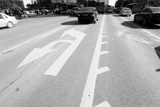 昨日，鄭州市金水路未來路口的“魚刺”車道，好多司機(jī)不知道咋走