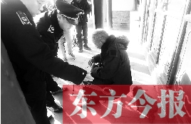 昨日，鄭州市管城區(qū)執(zhí)法局對轄區(qū)一只狗狗檢查是否辦過證 東方今報首席記者 劉棟杰 攝