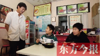 11月30日，鄭州市81中的兩位學(xué)生用勞動(dòng)為自己掙了一頓中午飯，心里很高興