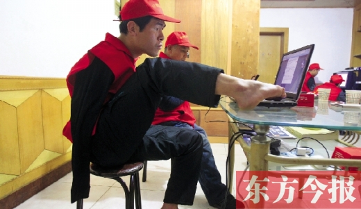 12月2日，一名“豫殘聯(lián)盟”志愿者正通過網絡、微博等聯(lián)絡著各地殘疾人朋友 東方今報首席記者 張曉冬