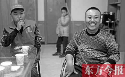 12月2日，“豫殘聯(lián)盟”辦公室里，袁海軍打著點滴與殘疾人朋友們探討著接下來的公益事業(yè)