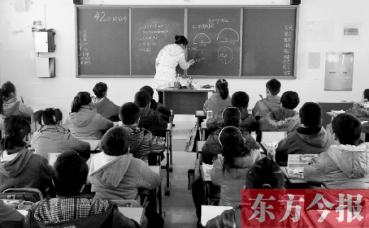 一位老師在給學(xué)生們上課。近日，教育部發(fā)布規(guī)定，再次強(qiáng)調(diào)“師德紅線(xiàn)”