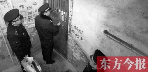 12月3日，鄭州市隴海路。執(zhí)法人員欲進(jìn)入一戶未辦狗證的居民家中，強(qiáng)行將狗帶走