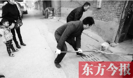 12月3日，鄭州市隴海路。執(zhí)法人員對(duì)一只“辦了證卻不系繩”的狗進(jìn)行捕捉