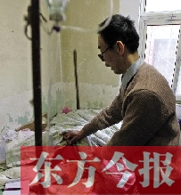 54歲的老楊把自己當做護士，不離不棄照顧著已成“植物人”的母親