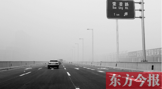 昨天上午，東方今報(bào)記者跟隨鄭州市交巡警部門，提前探路已具備通車條件的鄭州市三環(huán)快速路
